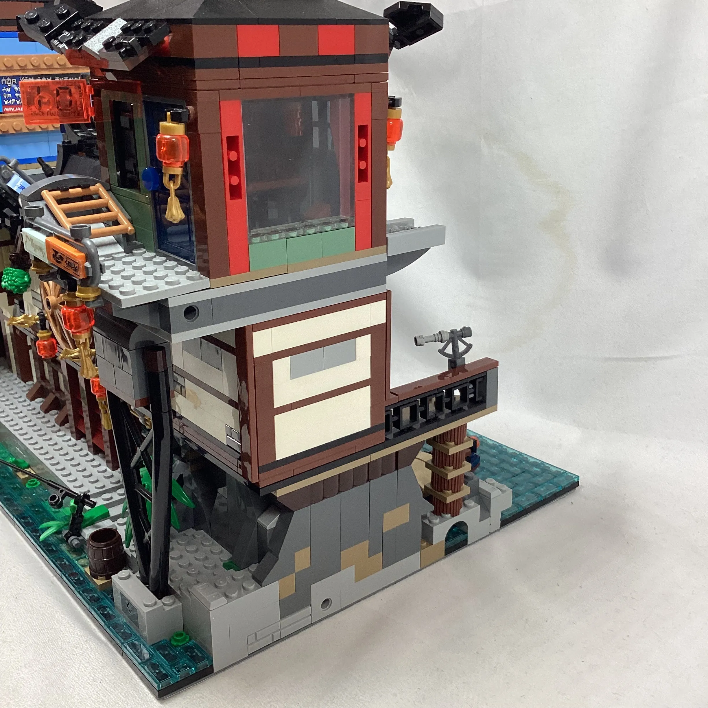 70657 NINJAGO City Docks (Missing Llyod and Chan Kong-Sang) (Some sun damaged white parts)