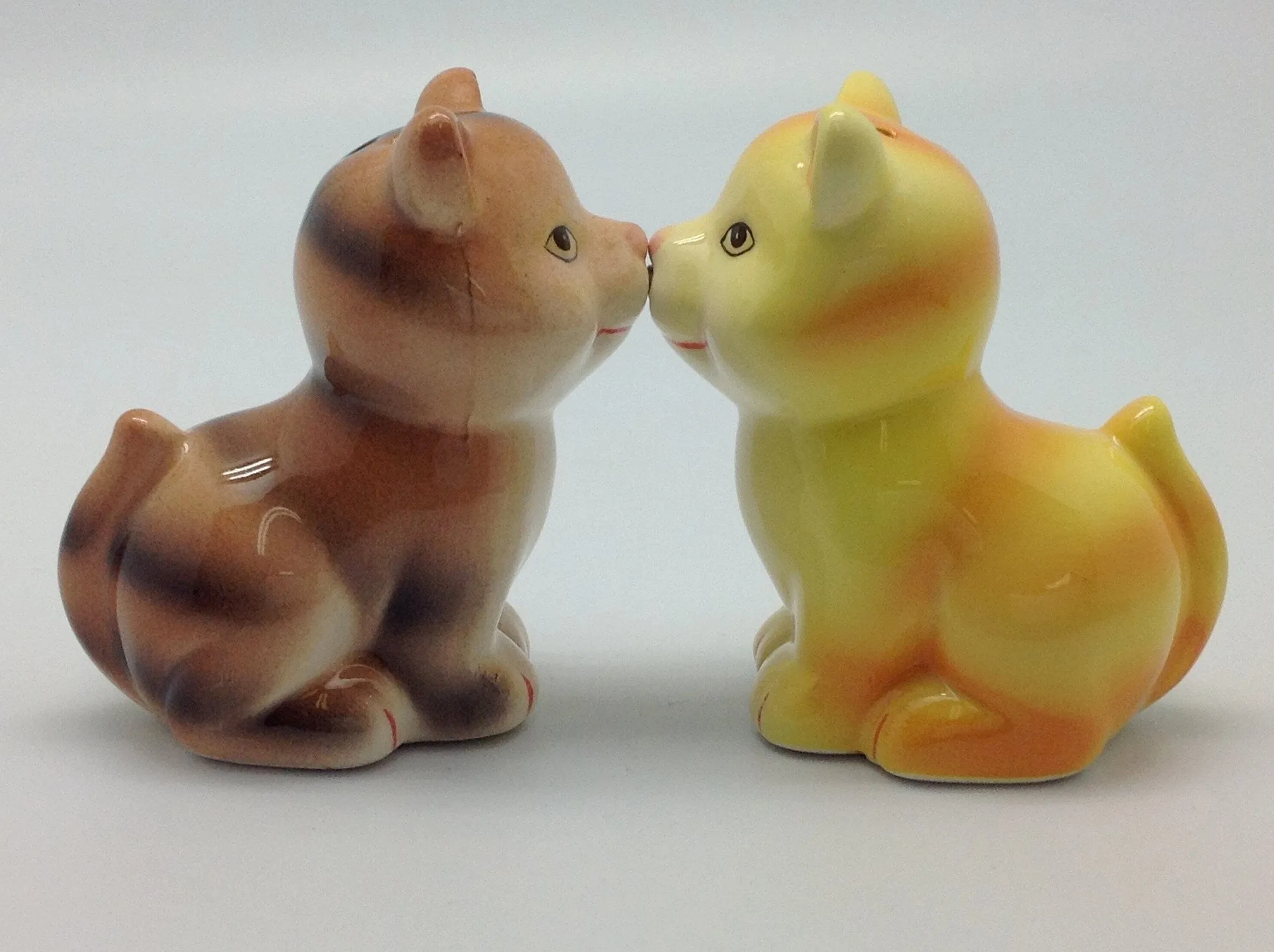 Ceramic Salt & Pepper Set Magnetic Cats